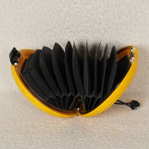 Vintage DiscGear 20 Disc Storage Organizer Yellow Textured Hard Case CD DVD USA - Picture 6 of 11